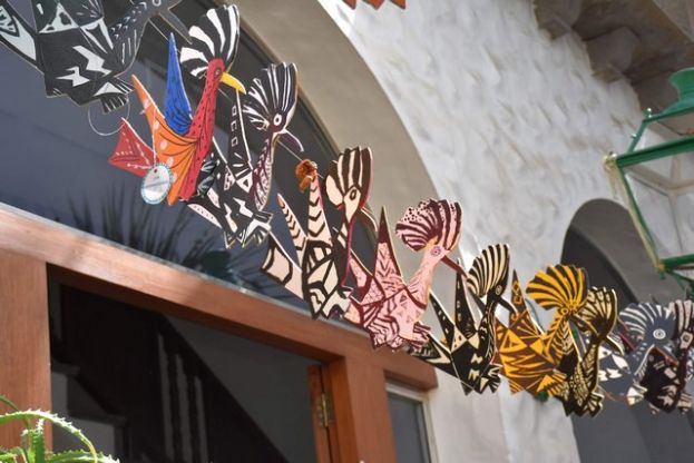 Cuarenta ni&ntilde;os y ni&ntilde;as crean farolillos y estandartes inspirados en la obra del pintor Antonio Padr&oacute;n y el artista Sergio Gil