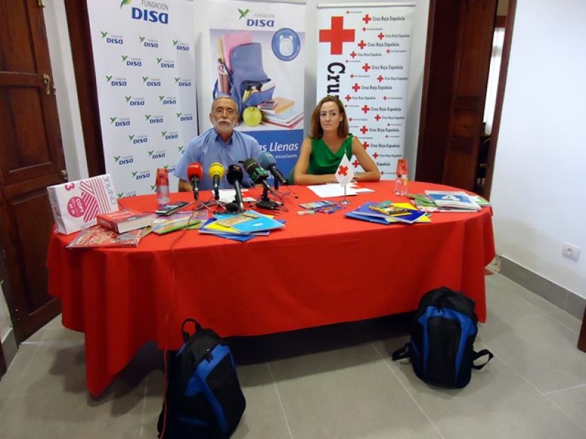 Fundación DISA y Cruz Roja llenan 4.500 mochilas escolares este curso