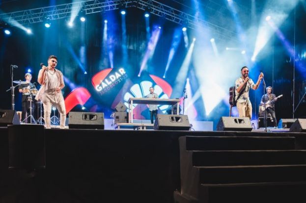 Gáldar: Los jóvenes disfrutan con las actuaciones de Ptazeta y Lérica