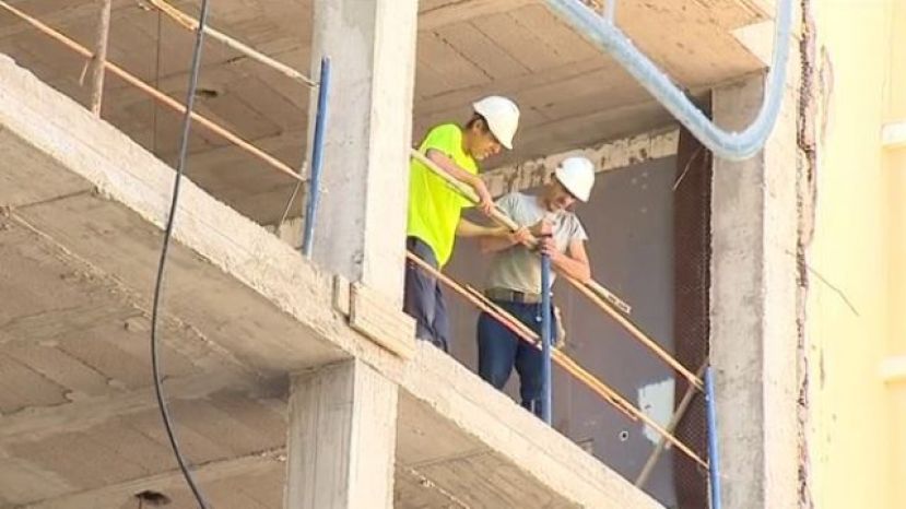 La econom&iacute;a canaria cae el 36,2% el segundo trimestre por la par&aacute;lisis de los servicios y ...