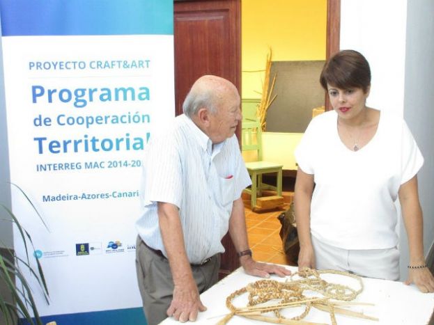 Ta&ntilde;os, zarandas y balayos tejen los alumnos del curso de cester&iacute;a del Cabildo
