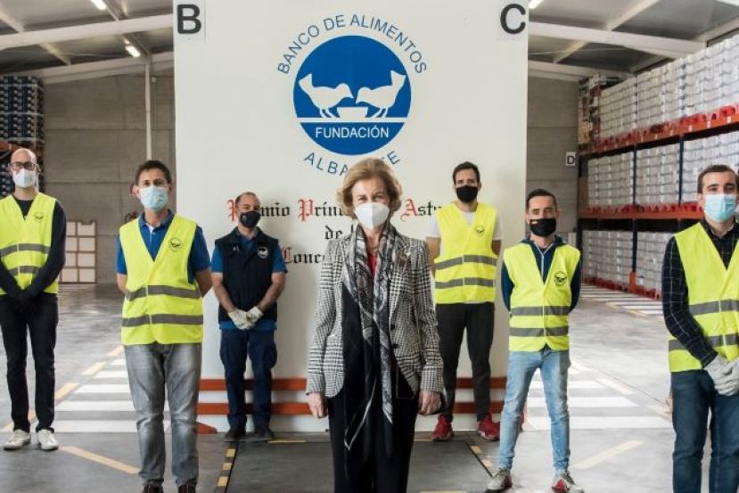 La Reina Sofía visita un Banco de Alimentos y felicita a los voluntarios