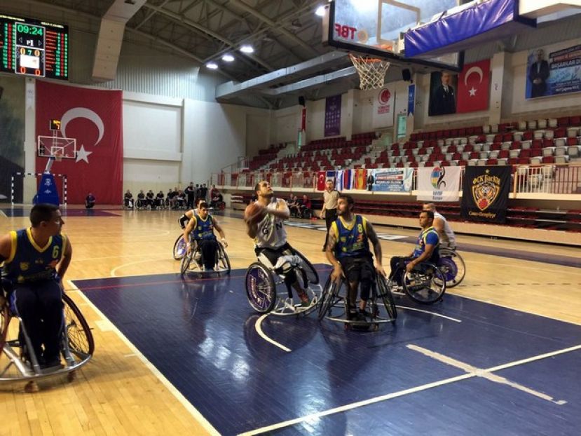 Baloncesto Silla de Ruedas: Caer compitiendo