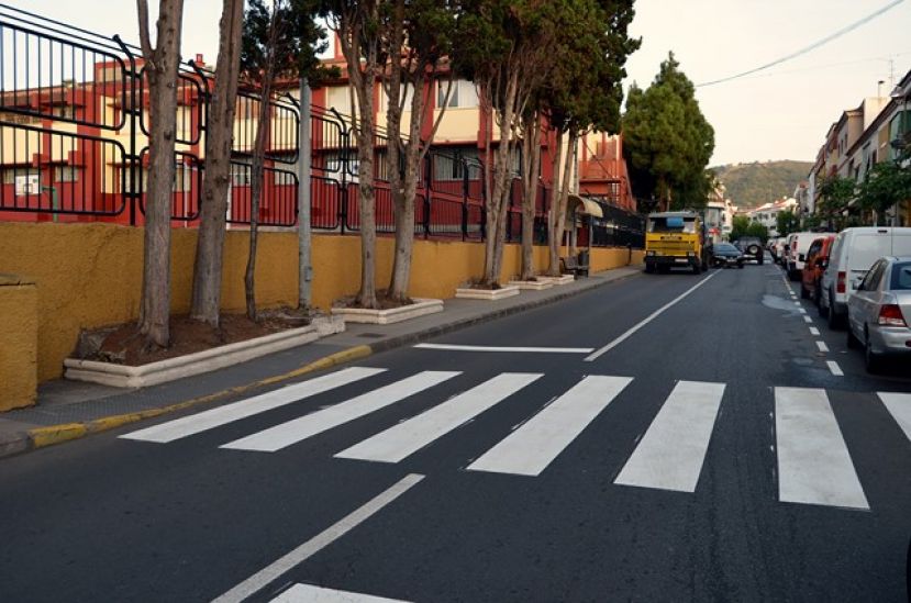 Santa Br&iacute;gida renueva sus descoloridas marcas viales