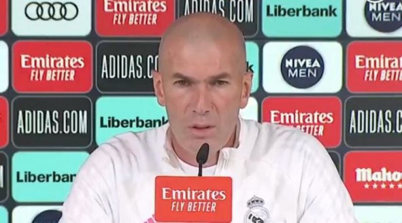 Zidane se enfada: "Decidme a la cara que hay que cambiar de entrenador, no por detr&aacute;s"