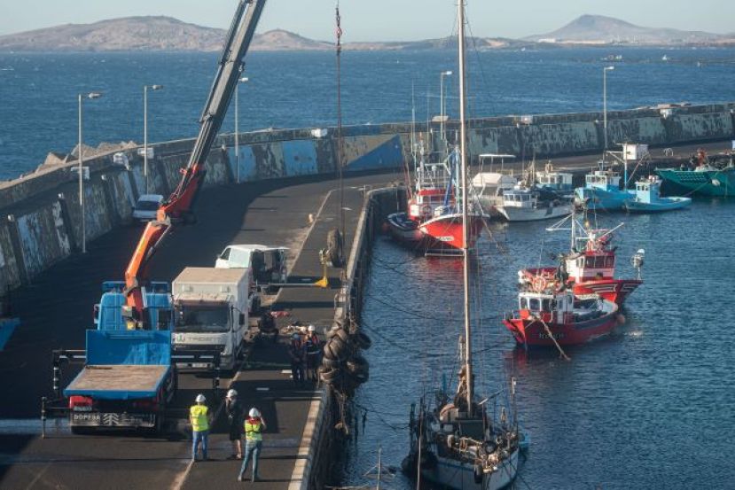 El Cabildo extrae 25 grandes sacas de basura de los fondos del muelle de Taliarte
