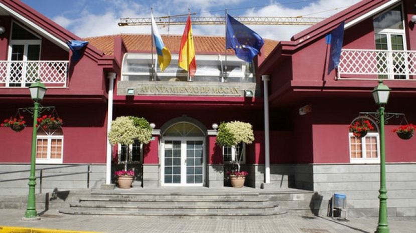 El Ayuntamiento de Mog&aacute;n entrega a C&aacute;ritas 170 kilos de ropa y calzado