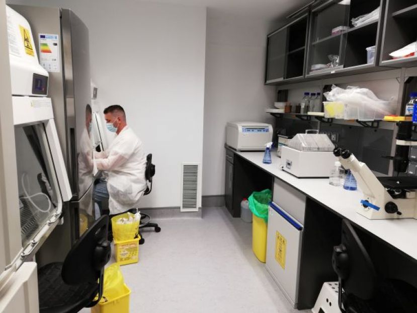 La Unidad de Investigación del HUC estrena nuevas instalaciones de cultivo celular y su equipamiento