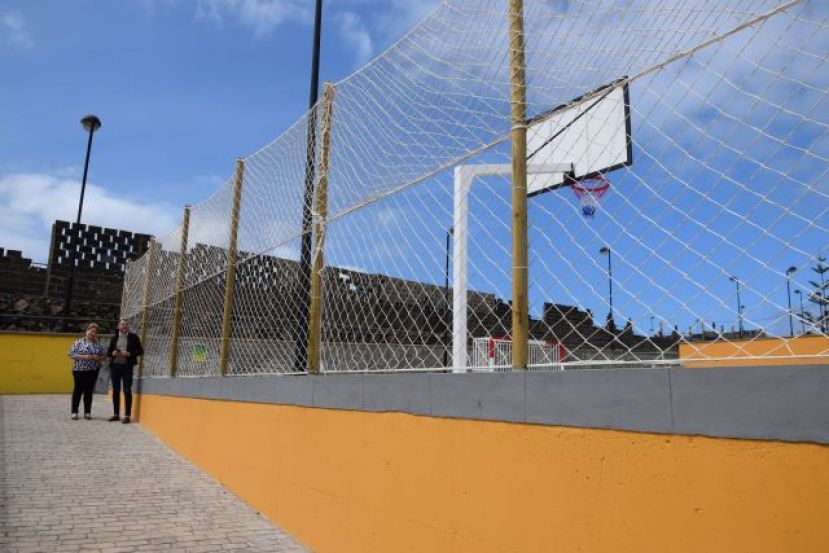 Puesta a punto de las canchas deportivas de la costa galdense