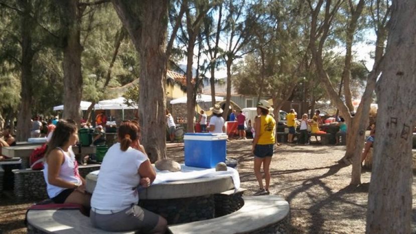 La Aldea: Cientos de vecinos y visitantes toman posici&oacute;n en el Charco