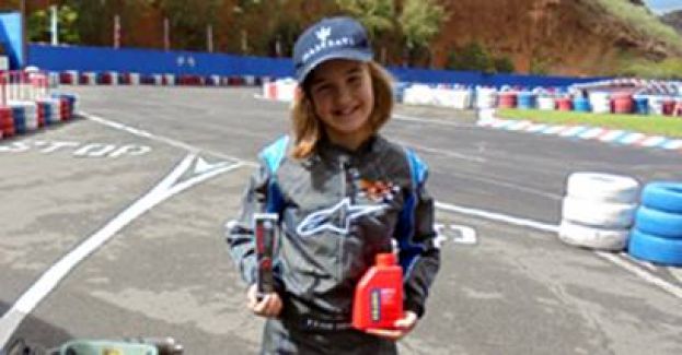 Bradol en el mantenimiento del kart de Luzmi Santana Ramos