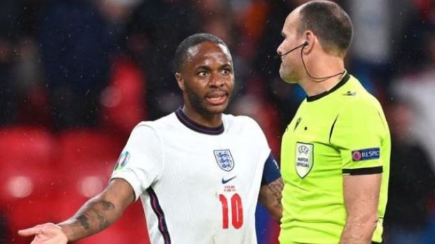 Los &aacute;rbitros pasar&aacute;n 5 test de VAR obligatorios en la temporada 2021-22