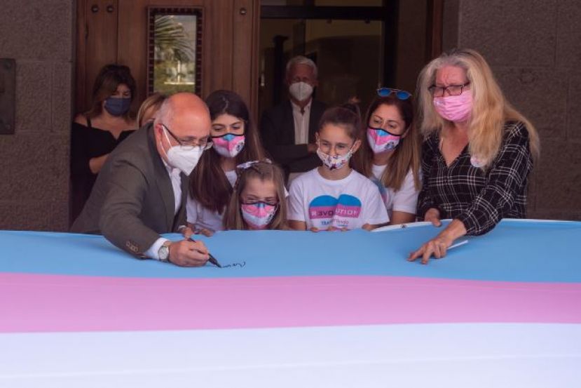Antonio Morales firma la bandera trans en apoyo a sus justas reivindicaciones
