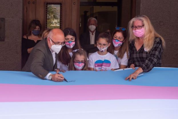 Antonio Morales firma la bandera trans en apoyo a sus justas reivindicaciones