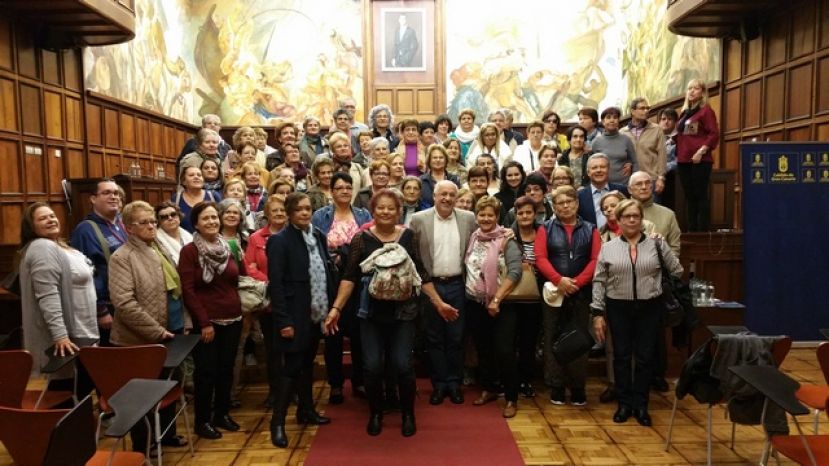 Más de un centenar de alumnos del Centro de Adultos de Vecindario toma el pleno