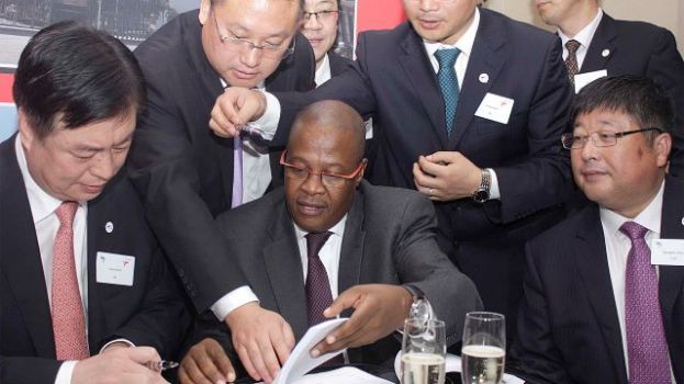 C&oacute;mo robar a un pa&iacute;s&rsquo; destapa un grave caso de corrupci&oacute;n en Sud&aacute;frica