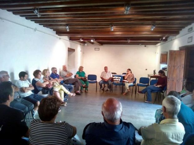 Reunión de los representantes vecinales con la concejala Nuria Esther Vega