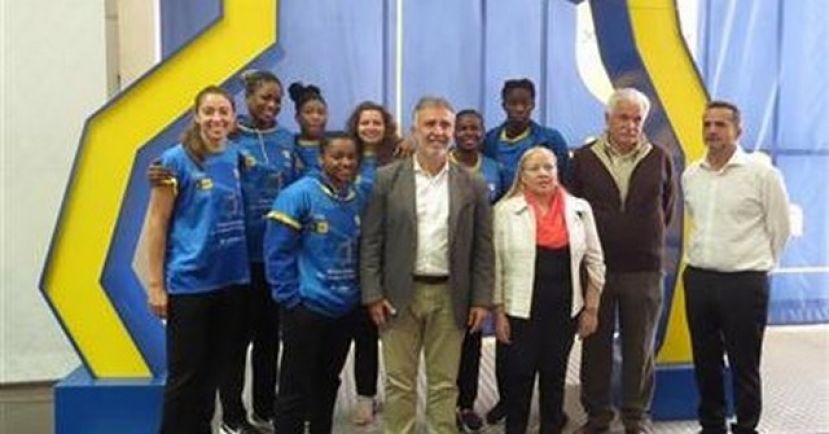 &Aacute;ngel V&iacute;ctor Torres desea suerte al CB Islas Canarias en la Fase Final de Ascenso