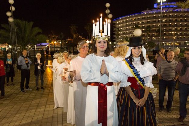 La luz ilumina a la Luc&iacute;a Sueca y la Luc&iacute;a Canaria para celebrar 54 a&ntilde;os de tradici&oacute;nen Gran Canaria