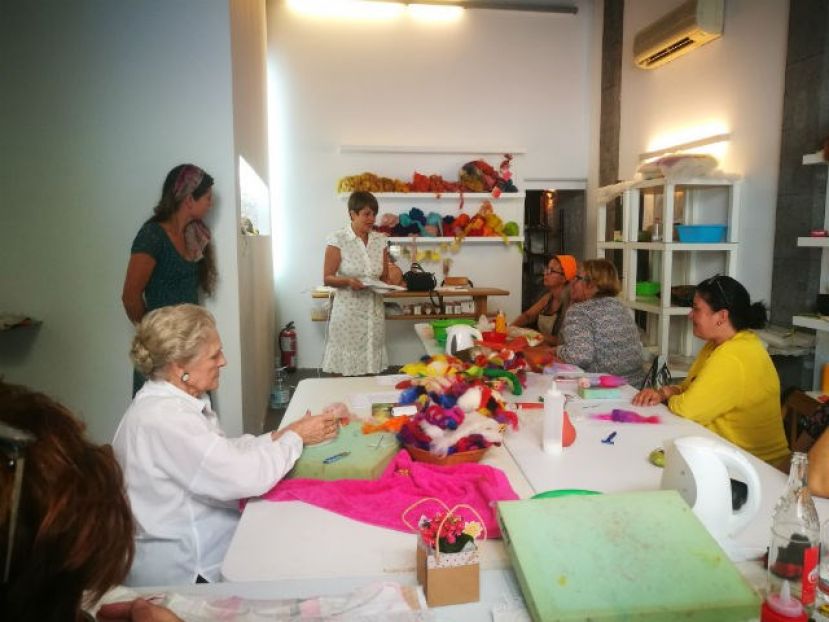 El Cabildo transmite los secretos de la elaboraci&oacute;n de fieltro artesanal para incrementar el uso de esta t&eacute;cnica milenaria