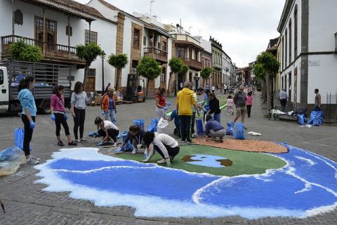 Teror: Taller de alfombras para el Corpus y el Sagrado Coraz&oacute;n de Jes&uacute;s
