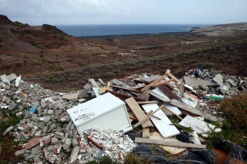 Vertido ilegal de escombros y basura en las cercanías de Playa de Vargas (Agüimes)