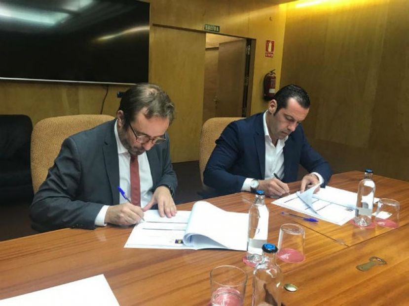 El Cabildo adjudica la instalaci&oacute;n de placas solares en su cochera para ahorrar 40 tm de CO2 y la mitad de la factura