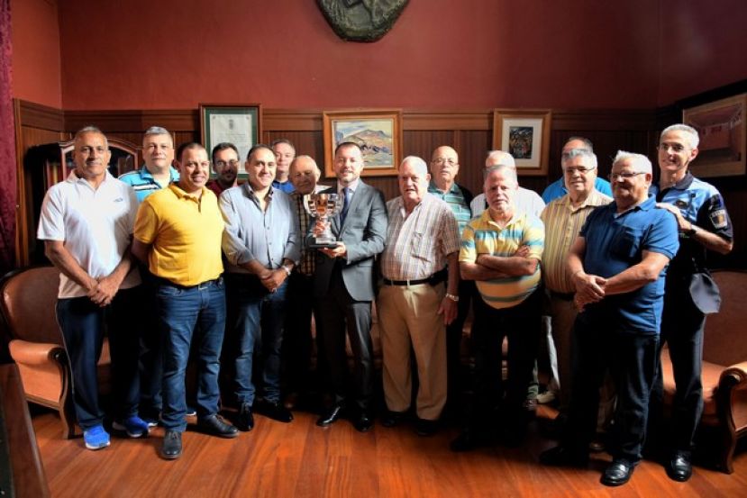G&aacute;ldar: El Alcalde recibe la Copa del Campeonato de Gran Canaria de Domin&oacute;