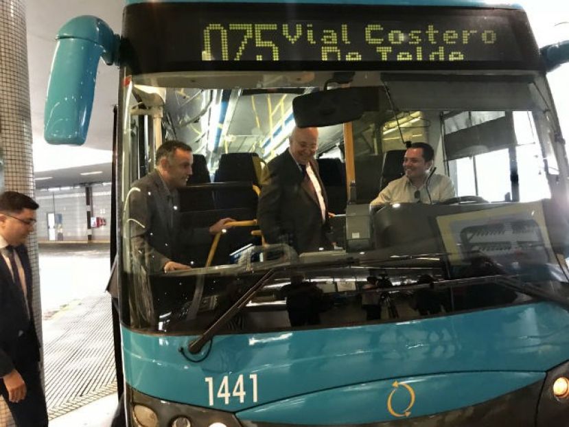 Los usuarios de la l&iacute;nea de guaguas a Salinetas disfrutan desde hoy de los nuevos horarios y del servicio los fines de semana
