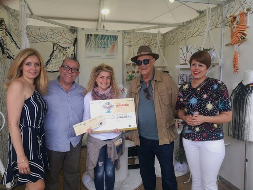 La artesana de macram&eacute; Luc&iacute;a D&iacute;az gana el premio al mejor dise&ntilde;o de stand en la Feria Primavera Sur del Cabildo