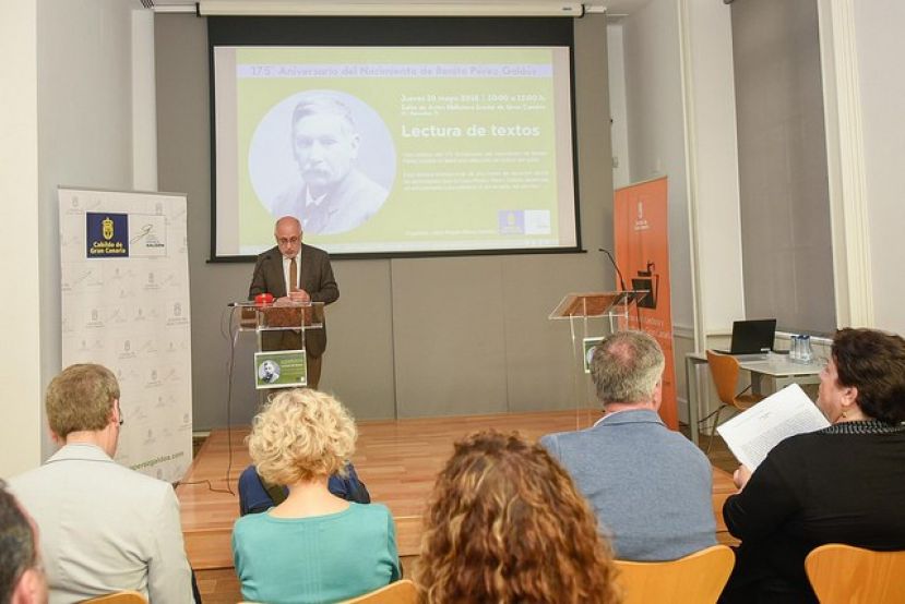 Antonio Morales rinde tributo a Gald&oacute;s abriendo la lectura de sus textos en el 175 aniversario del nacimiento del escritor