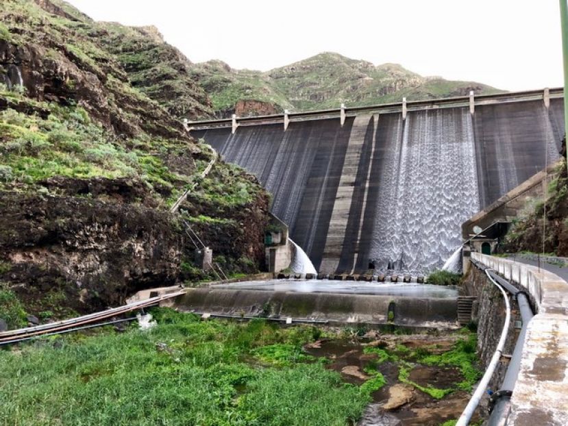La Gomera: Oro l&iacute;quido para las presas de la Isla